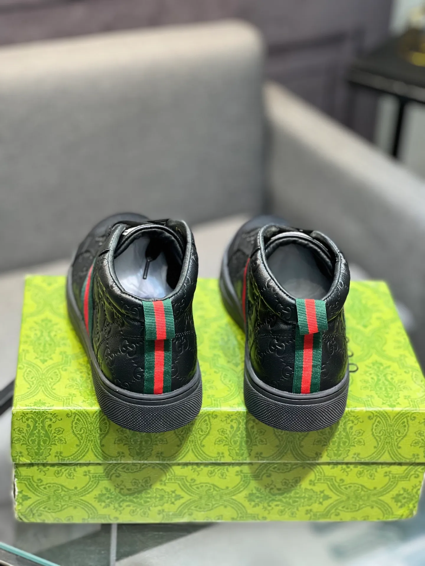 Men's men's shoes 💰460 The new high-top GUCCI (Gucci) counters are launched simultaneously. The new men's shoes, 😘fabrics are selected from imported cowhide, and the lining is sheepskin lining. 👍🏿 High-end ☄️ air-cushion molded anti-slip rubber outsole, exquisite lines, simple and elegant, comfortable and high-end for leisure travel. Code number: 38 to 44 (45 can be customized and cannot be returned or exchanged)